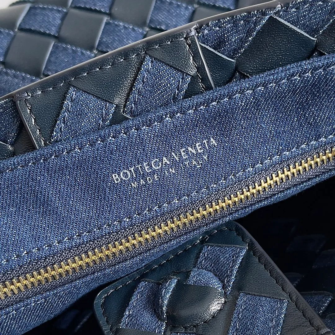 Batch 1960 BOTTEGA VENETA's new ANDIAMO handbag. This denim woven bag perfectly interweaves retro and trendy! Each strand of hand-woven denim carries ingenuity, and the color-blocking design breaks away from the norm. Not only is the capacity impressive, it also adds fun and cuteness, making it easy to hold various styles. Exquisite metal accessories shine on the ruggedness of denim, coexisting toughness and femininity. Denim has its own youthful and energetic attributes, giving people a retro, classic and relaxed and free feeling. During the weaving process of this bag, the denim is hand-woven into the leather through small gaps. The skills are quite exquisite! Not to mention the capacity, it can accommodate an umbrella and a water cup! Style number: 743568 Size: 25*22*10.5cm